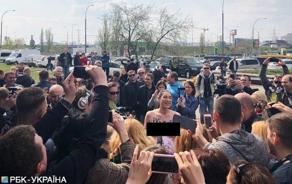 На участке, где голосовал Зеленский, шоумена атаковала голая активистка Femen: «Хватит насиловать страну!»