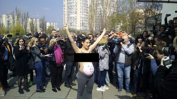 На участке, где голосовал Зеленский, шоумена атаковала голая активистка Femen: «Хватит насиловать страну!»