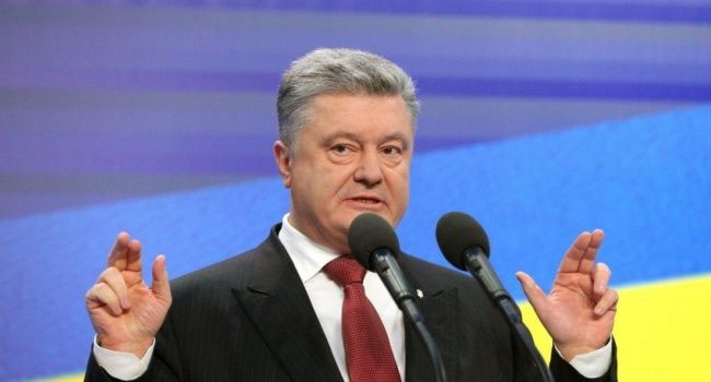 «Вызывает уважение!» Журналист рассказал, как Порошенко под пулями и угрозой смерти чтил память умершего украинца «Вызывает уважение!» Журналист рассказал, как Порошенко под пулями и угрозой смерти чтил память умершего украинца