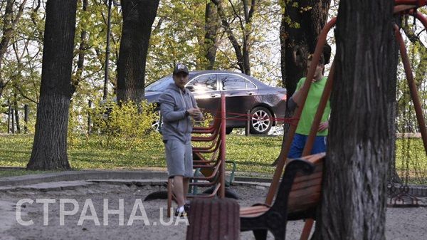 Зеленский в кепке и шортах появился возле Верховной Рады: фото
