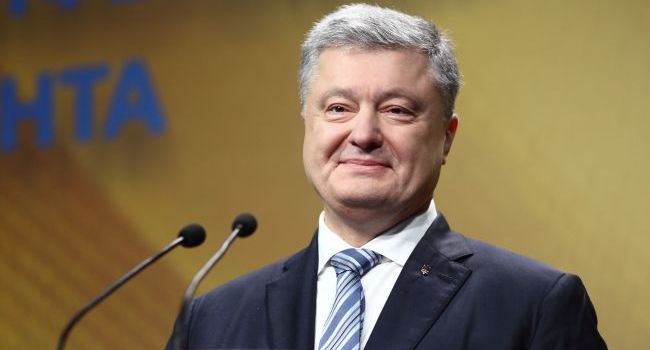 Порошенко должен перестать говорить о войне, России и проблемах, а показать себя «своим в доску», начать ходить на шоу, – блогер