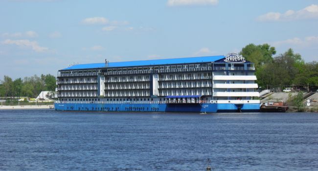 ВТБ Банк выставил на продажу плавучий отель на Днепре
