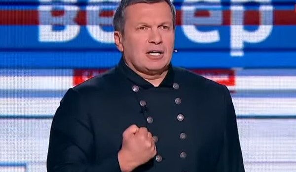 «Просто дам по башке тапком!»: Соловьев вступил в перепалку с украинским политологом «Просто дам по башке тапком!»: Соловьев вступил в перепалку с украинским политологом