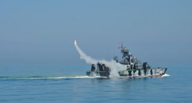 Военные корабли ЧФ РФ открыли стрельбу ракетами в водах Черного моря