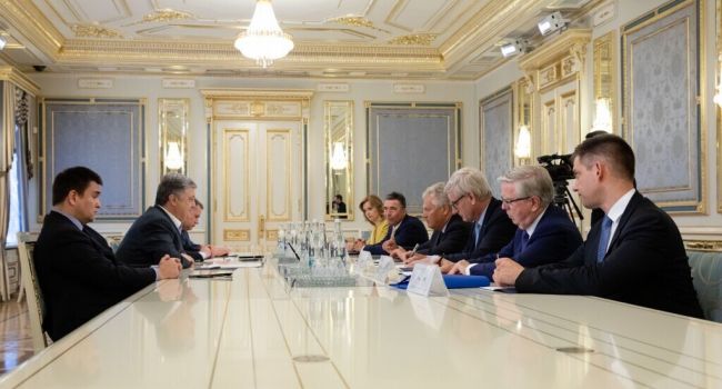 «Украина достигла в реформах гораздо большего за последние годы, чем за всю свою историю независимости»: Порошенко пригласили на YES, похвалив за честные выборы 