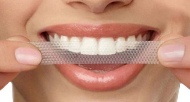 Медики рассказали об опасности отбеливающих полосок для зубов