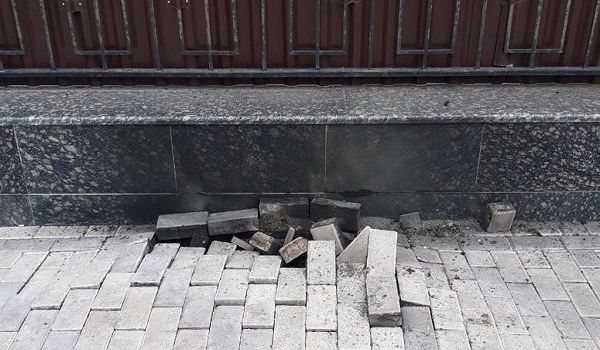 Рядом с посольством России в Киеве прогремел взрыв: первые подробности