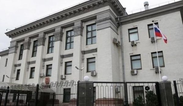 Рядом с посольством России в Киеве прогремел взрыв: первые подробности