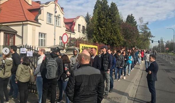 На выборах президента Украины в Варшаве выстроилась километровая очередь: заробитчане голосуют за будущее страны