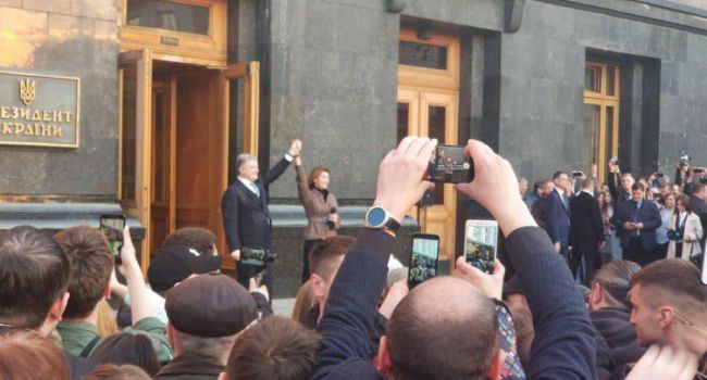 «Дякую, мій президенте!» Под АП пришли украинцы, устроив масштабный митинг в честь Порошенко 