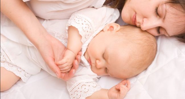 Почему младенцы должны спать в одной кровати с мамой