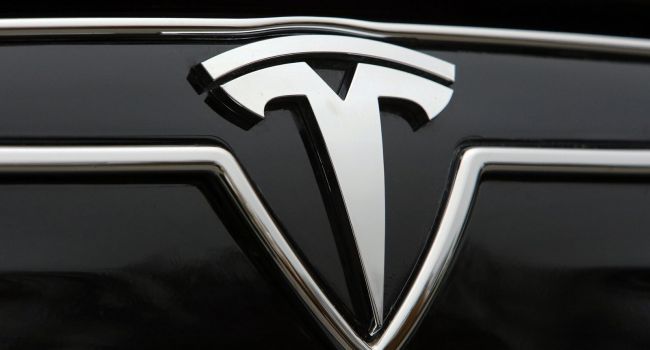 В Tesla собираются выпускать электрокары без рулевого колеса