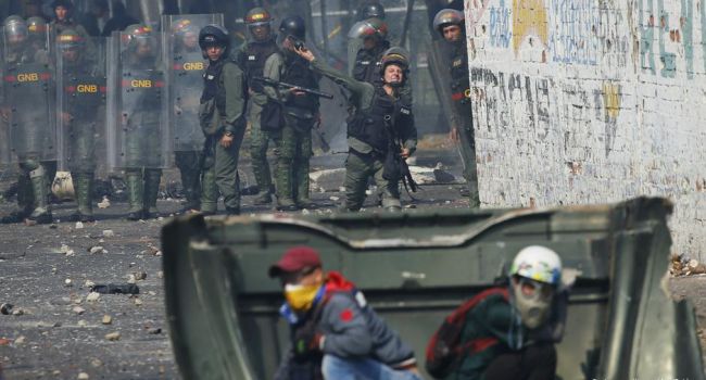 Конфликт в Венесуэле: военные давили мирных жителей броневиками 