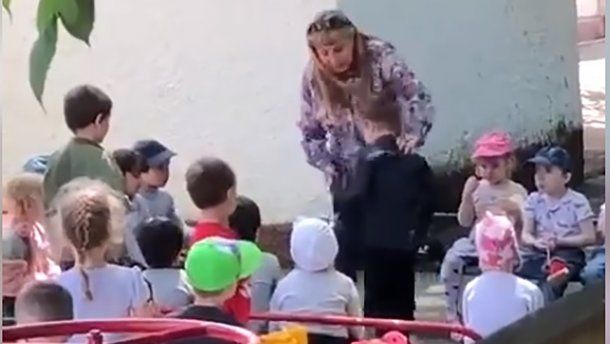 В российском детсаду ребёнка заставили целовать землю