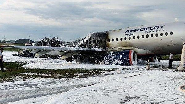 «Зла не хватает»: россияне в шоке от уцелевших пассажиров сгоревшего самолета в «Шереметьево»