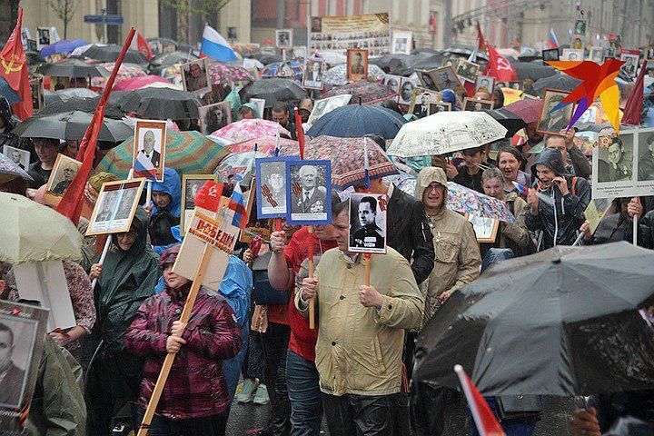 В Москве смыло «Бессмертный полк»: фото ливня