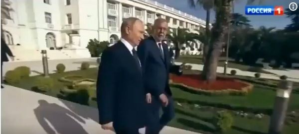«Плешивый не в ту сторону открывал дверь»: пользователи обсуждают новый конфуз с агрессором Путиным 