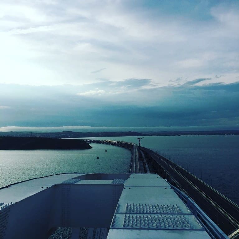 «Даже не думайте ехать и зас*рать мое море и мои пляжи»: в сети показали новые фото Крымского моста, высмеяв «постройку века»