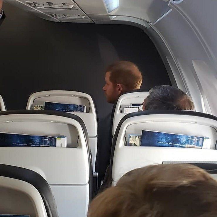 «Был уставшим, но мило улыбался»: принца Гарри заметили в самолете 