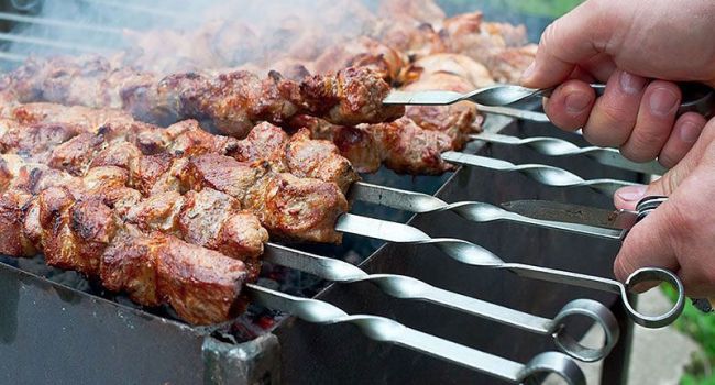 «Только не замороженное»: эксперты рассказали о правилах выбора мяса для шашлыка