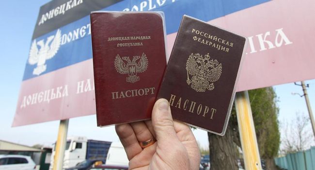 В Донецке выстроилась огромная очередь за паспортами РФ 