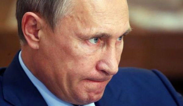 «Мерзкий карлик тихо сам с собою ведет беседу»: сеть в шоке фото больного Путина