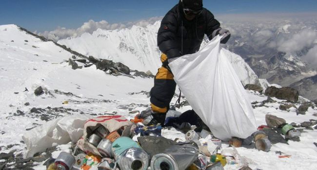 На Эвересте начались масштабные работы по вывозу мусора 