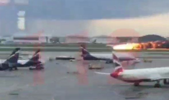 «Трагедия в Шереметьево»: в аэропорту сгорел самолет с россиянами на борту – подробности 