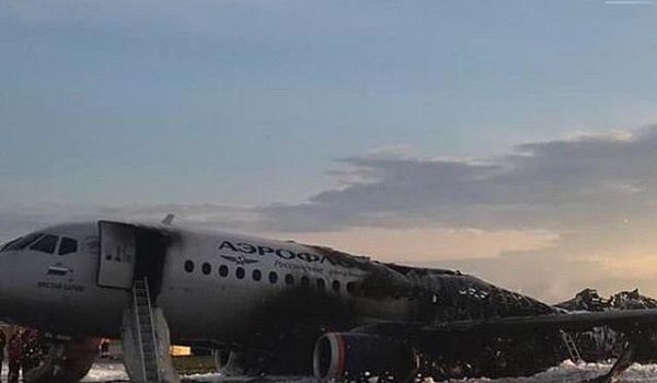 «Хотели спасти свое барахло»: россиян возмутило поведение пассажиров сгоревшего в «Шереметьево» самолета