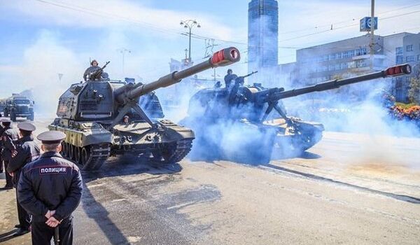В центре Москвы заметили сотни танков и БТР: РФ готовится к параду Победы