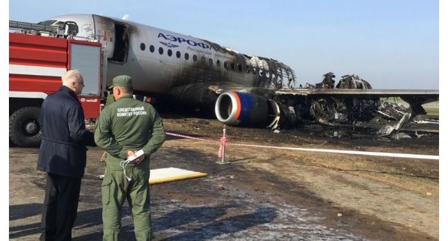 Трагедия в Шереметьево: в сети опубликовали еще одно жуткое видео с места авиакатастрофы 