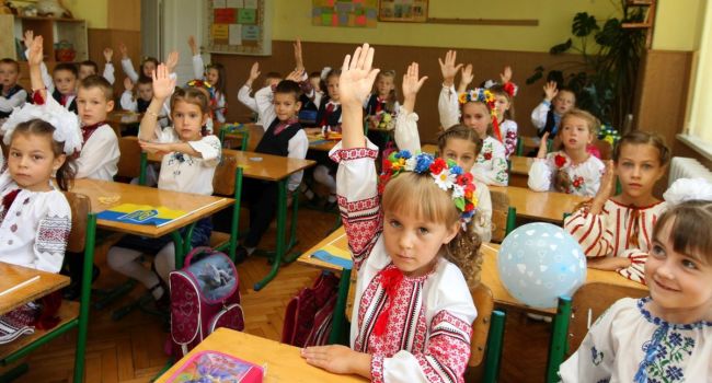 В этом году летние каникулы у украинских школьников начнутся раньше