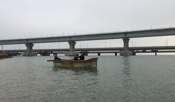 «Караваны» туристов: в сеть попали новые фото пустынного Крымского моста