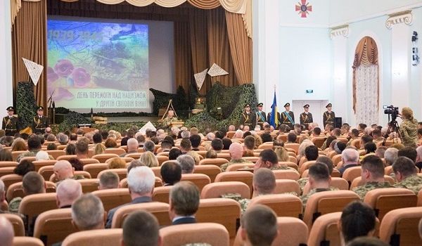 В Украине главный военный вуз угодил в скандал из-за праздничного «победобесия»