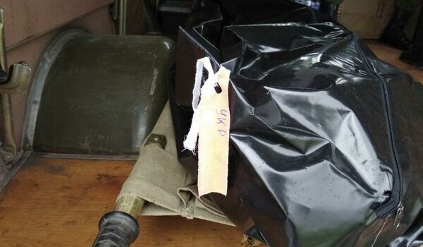 «Жестокости нет предела»: российские наемники передали Украине тело морпеха в мешке с надписью «УКР»