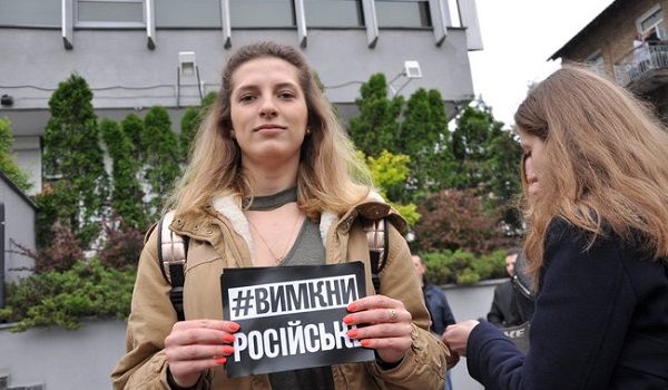 «Вимкни російське»: активісти пікетували будівлю «Інтера» та вимагали припинити трансляцію кремлівської пропаганди