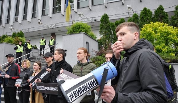«Вимкни російське»: активісти пікетували будівлю «Інтера» та вимагали припинити трансляцію кремлівської пропаганди