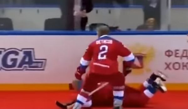Во время игры в хоккей Путин упал на лед: сеть посмеялась над видео 