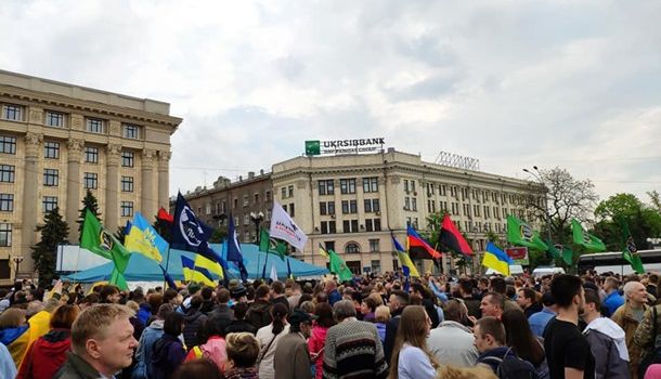 Харьковчане вышли на митинг из-за решения Кернеса снести палатки волонтеров 