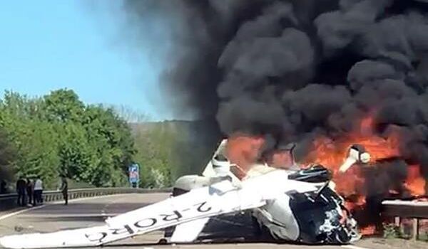 В Британии рухнул самолет на проезжую часть: люди бросились спасать пассажиров воздушного судна 