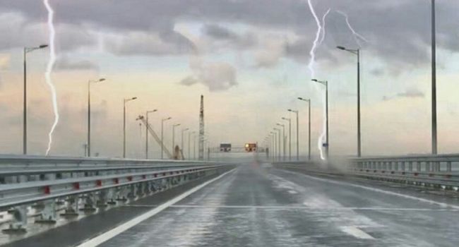 «Он действительно обречен»: по Керченскому мосту ударили две молнии одновременно
