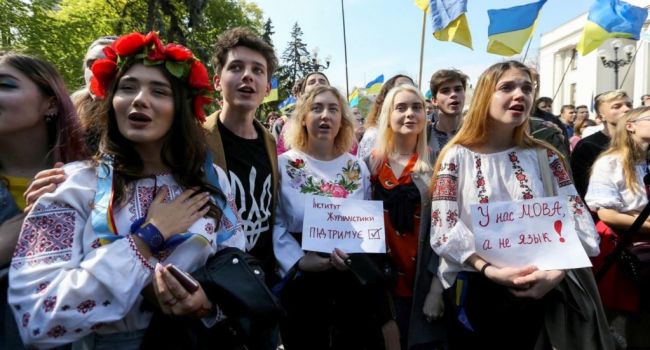 «Дякуємо, пане президенте»: українці «штурмували» сторінку Порошенка в мережі після підписання закону про мову