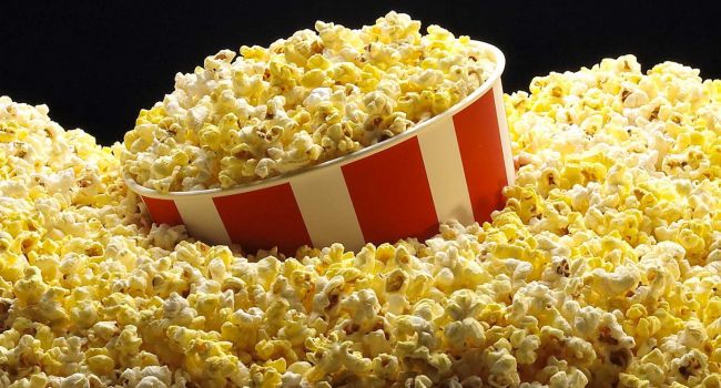 Почему есть попкорн в кинотеатре крайне полезно