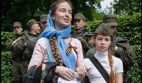 Родина бросила: известная любительница «георгиевских лент» будет депортирована в Украину 