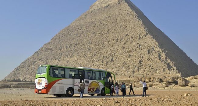 ЧП случилось рядом с пирамидами в Гизе: в Египте подорвали автобус с туристами, фото с места происшествия 