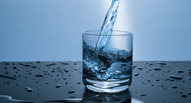 Обязательно нужно пить: врачи рассказали о пользе воды по утрам