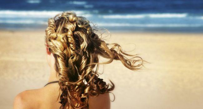 Самый тяжелый период: эксперты рассказали об уходе за волосами в жару