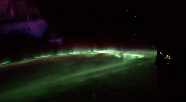 Астронавты МКС поделились роскошными снимками из космоса 