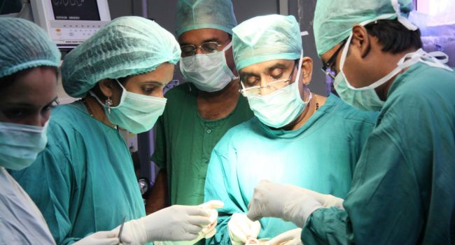 Индийские врачи провели уникальную операцию по удалению огромной опухоли на голове 