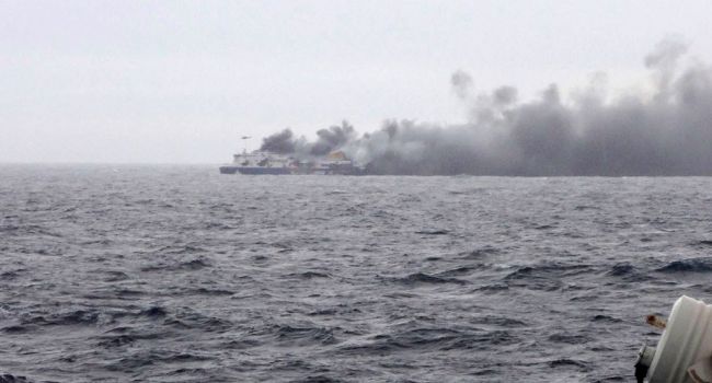 Большой десантный корабль Северного флота РФ пылает большим огнем